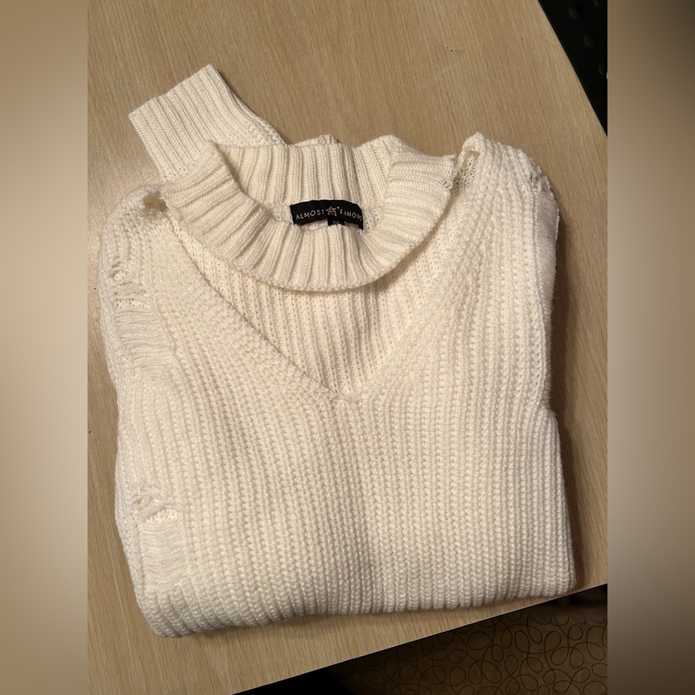 WHITE SWEATER